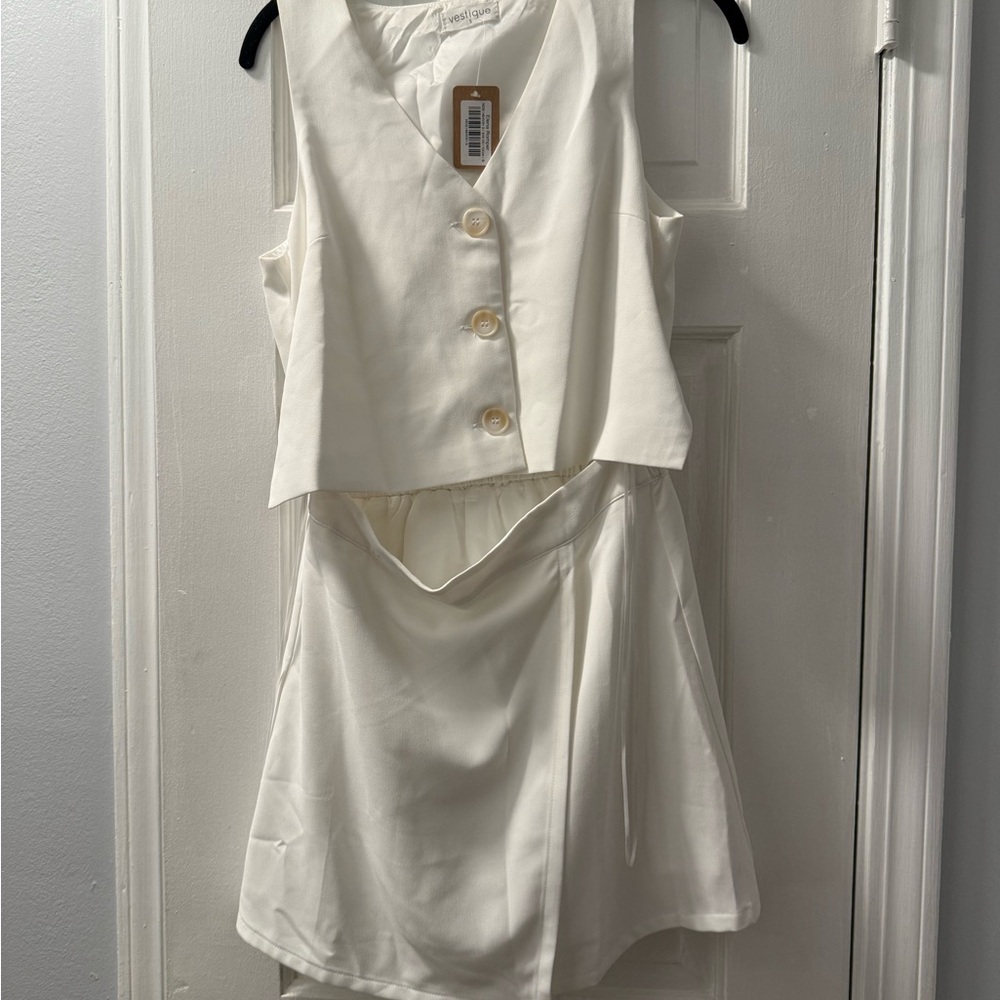 Vestique Elegant Cream V-Neck Top